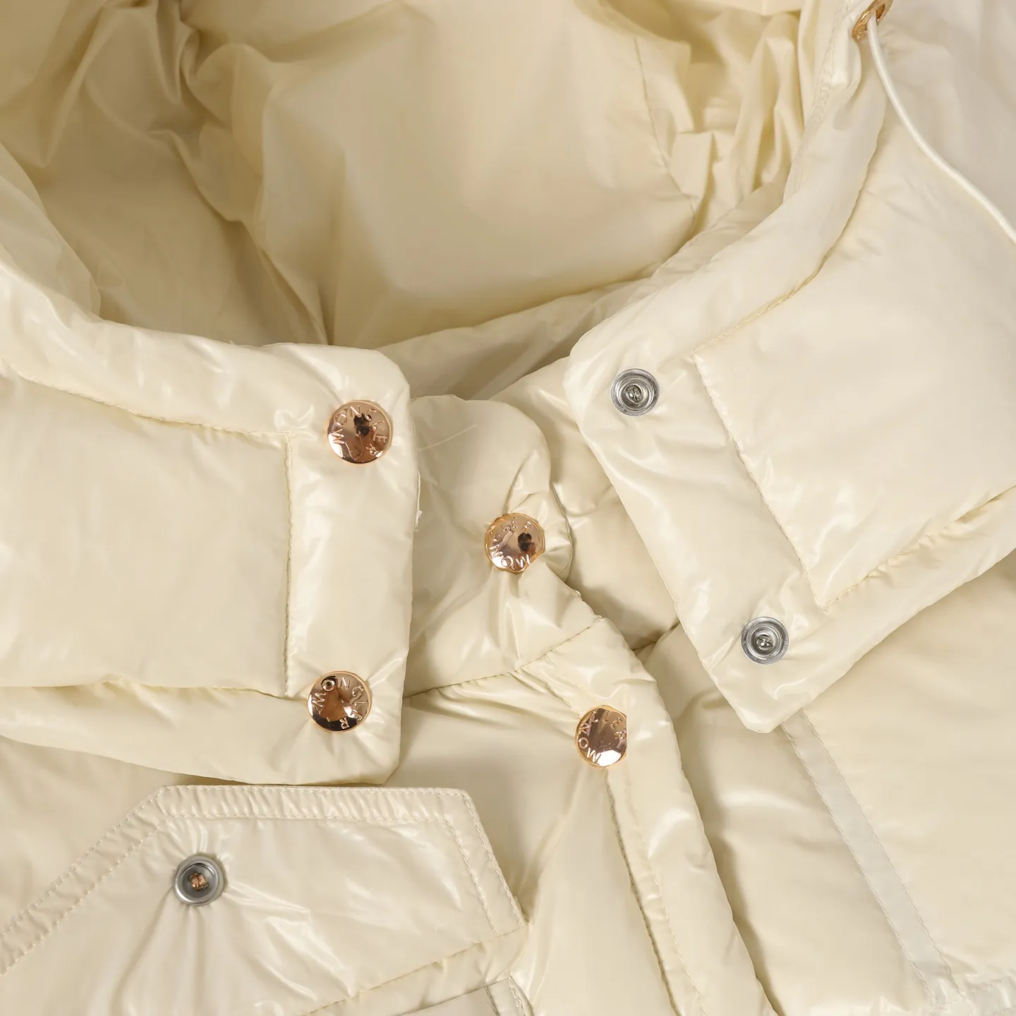 Moncler/ ： super laqué ， ， ， ， 。 ： super laqué ， ， 。 ， ， ， （ + ） ： + ， 90 ： ， 210g， ， ，Rebound 。 ： ：Black/Beige/Green SIZE：1/2/3/4